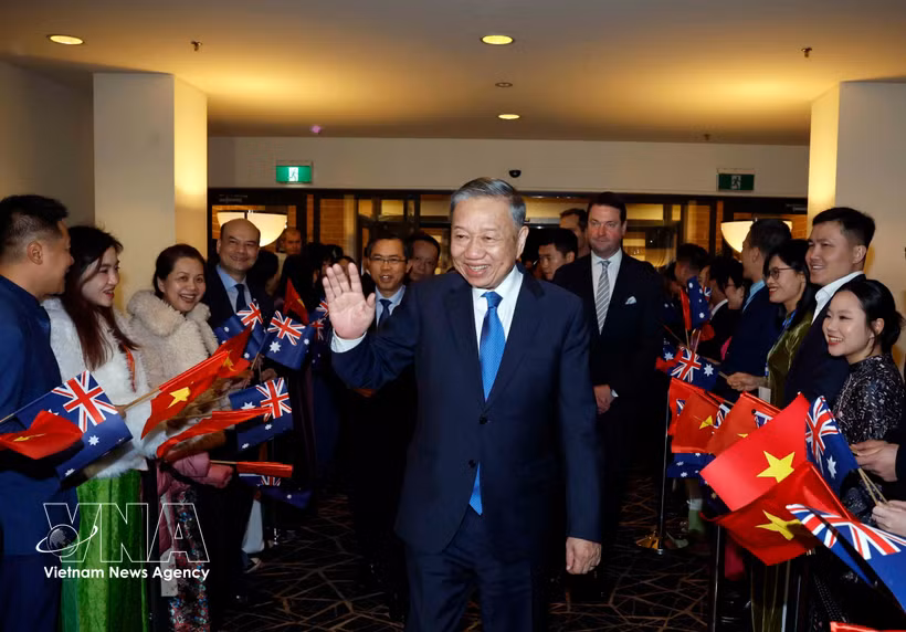 Officials and staff of the Vietnamese Embassy and representatives of the Vietnamese community in Australia welcome Party General Secretary and President To Lam at Canberra Airport on August 10, 2026. (Photo: VNA)