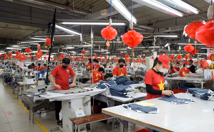 Workers make garment products for export in the northern province of Bac Ninh. (Photo: VNA)
