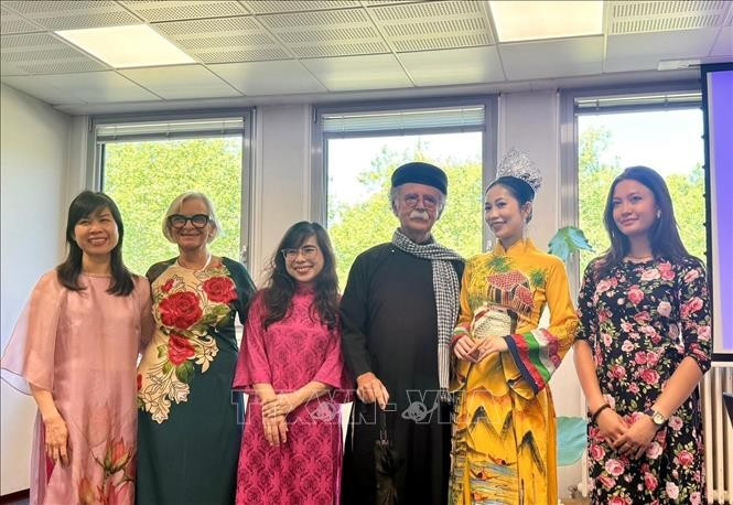 Hoang Thu Trang (third from the right) at an event organised by Art Space (Photo: VNA)