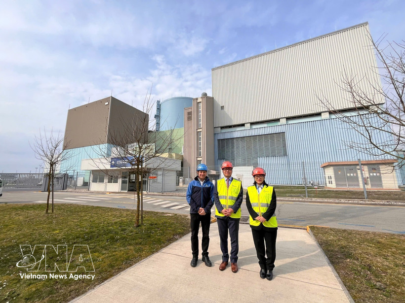 Vietnamese Ambassador to Austria and Slovenia Vu Le Thai Hoang (centre) visits the Krško Nuclear Power Plant. (Photo: VNA)