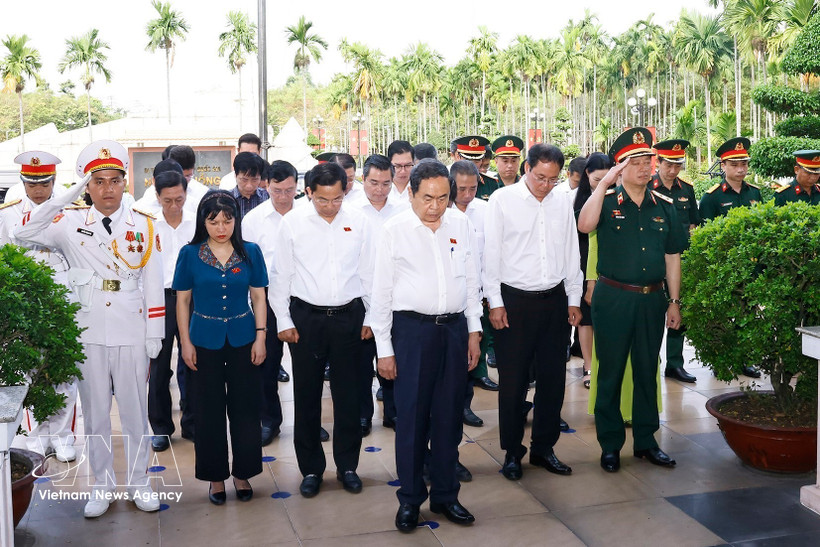 National Assembly (NA) Chairman Tran Thanh Man and delegates offer flowers and incense at the Nga Ba Giong National Historical Site in Ba Diem commune, Ho Chi Minh City. (Photo: VNA)
