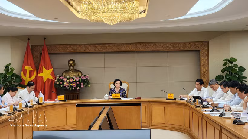 Deputy Prime Minister Pham Thi Thanh Tra (centre) chairs a meeting in Hanoi on April 15, discussing the implementation of a 500-day campaign to accelerate the search, recovery and identification of fallen soldiers’ remains. (Photo: VNA)