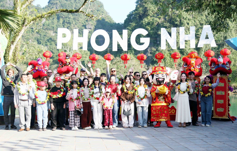 Tourists pose for photos at the Phong Nha – Ke Bang National Park (Photo: VNA)