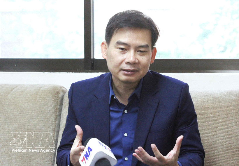 Dr. Chheang Vannarith, Deputy Secretary-General and Chairman of the Advisory Council of the Cambodian National Assembly, speaks to Vietnam News Agency's correspondents in Phnom Penh. (Photo: VNA)