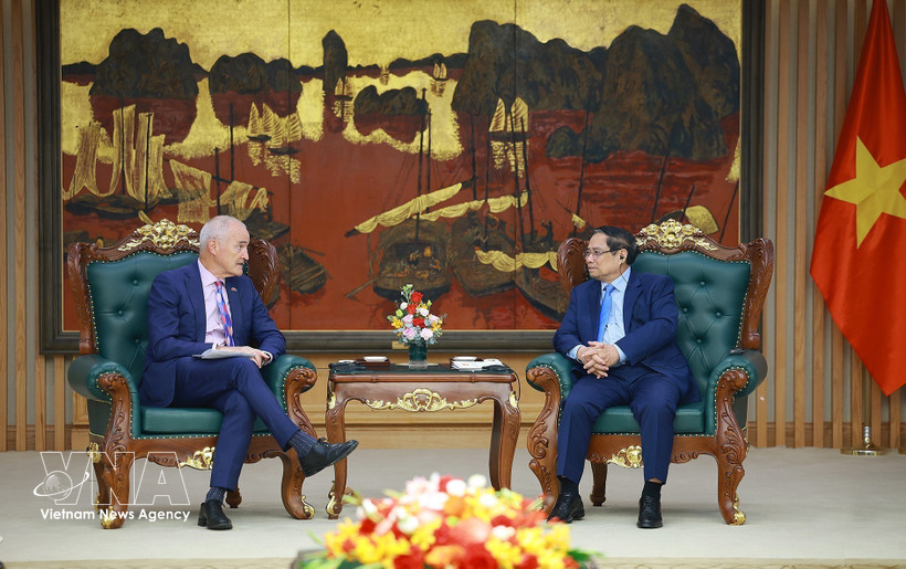 Prime Minister Pham Minh Chinh (right) and RMIT President and Vice-Chancellor Professor Alec Cameron at their meeting on April 2 (Photo: VNA)