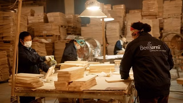 Workers produce durable acacia products for export. Vietnamese exporters are implementing value transformation strategies to compete more effectively in global markets. (Photo courtesy of Amazon Global Selling Vietnam)