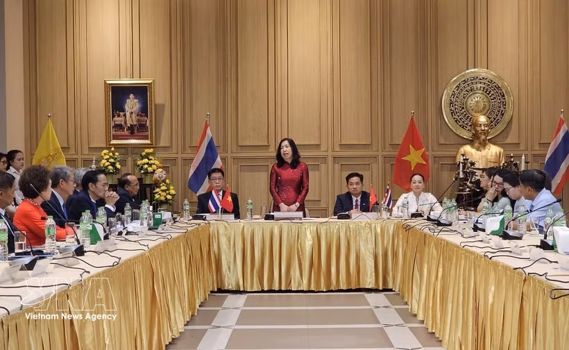 Deputy Minister of Foreign Affairs Le Thi Thu Hang has a working session with Vietnamese associations in Udon Thani province, northeastern Thailand, on July 16. (Photo: VNA)