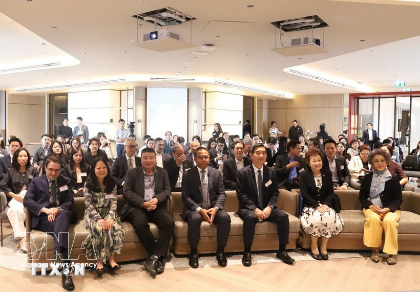 Le Huu Phuc (top row, third from the left), Vietnam's Vietnam’s Trade Counsellor in Thailand, at a Thailand-Vietnam Business Forum in 2025. (Photo: VNA)