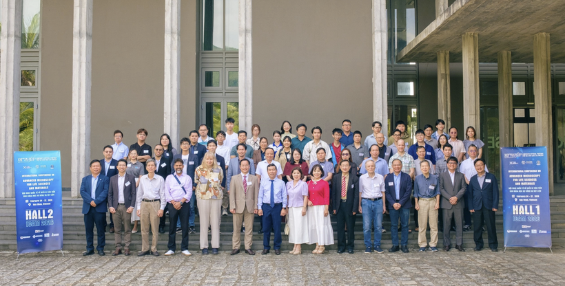 Participants pose for a group photo at the International Conference on Advanced Microscopy for Life Sciences and Materials held in Gia Lai on February 25. (Photo: ICISE)