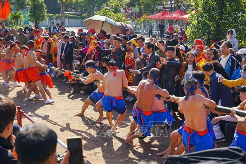 A folk game at a traditional festival in Hanoi (Photo: VNA)