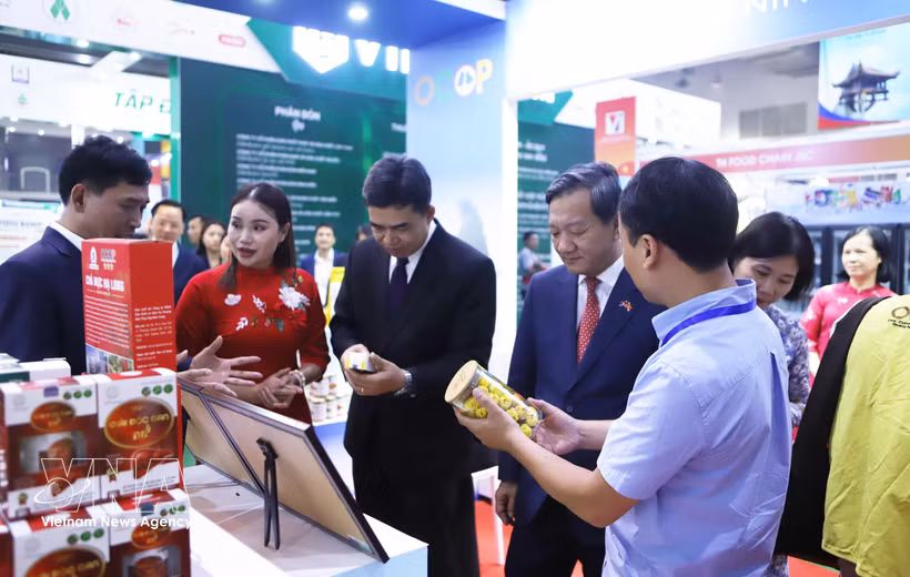 Vietnamese Ambassador to Laos Nguyen Minh Tam and Lao Deputy Minister of Industry and Commerce Phouthavanh Nanthavong visit the Vietnamese pavilion at VIETLAO EXPO 2026 (Photo: VNA)