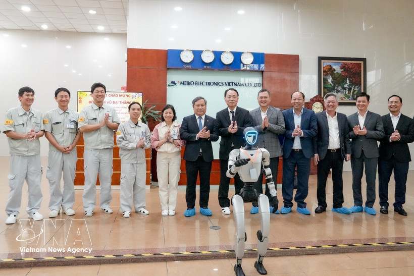 Chairman of the Hanoi People’s Committee Vu Dai Thang (6th from left) visits Samsung Vietnam R&D centre in the Tay Ho Tay urban area, Xuan Dinh ward, on February 25. (Photo: VNA)