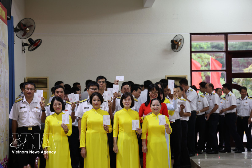 Officers, soldiers and residents in the Truong Sa special zone come to cast their ballots at Polling Station No.1 on March 15. (Photo: VNA)