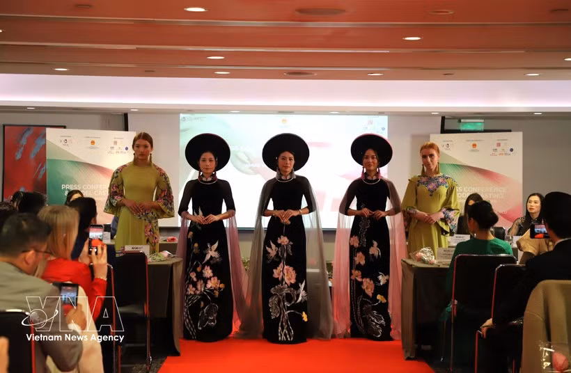 An Ao dai collection of Lan Huong brand is introduced at the event (Photo: VNA)