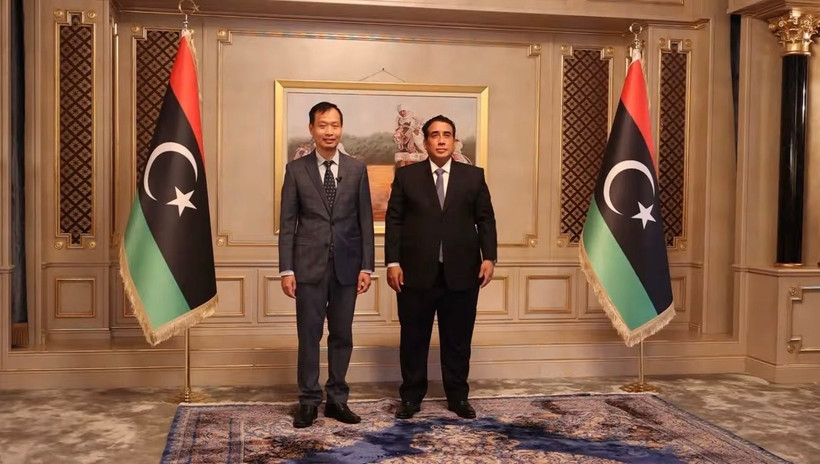 Vietnamese Ambassador to Egypt and Libya Nguyen Nam Duong (L) and President of the Presidential Council of Libya Muhammad Al-Menfi. (Photo: VNA)