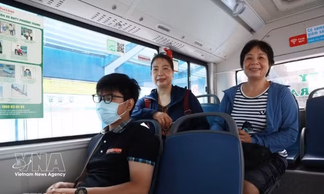 For many low-income workers, the fare-free policy brings even more tangible benefits. (Illustrative photo: VNA)