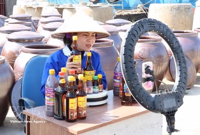 A woman in Ninh Bình province is livestreaming to sell local products. (Photo: VNA)