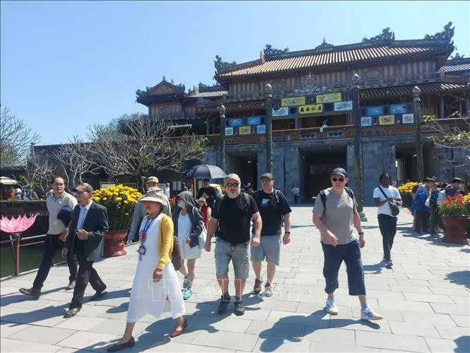 Visitors at the Hue Imperial Citadel in Hue city (Photo: VNA)