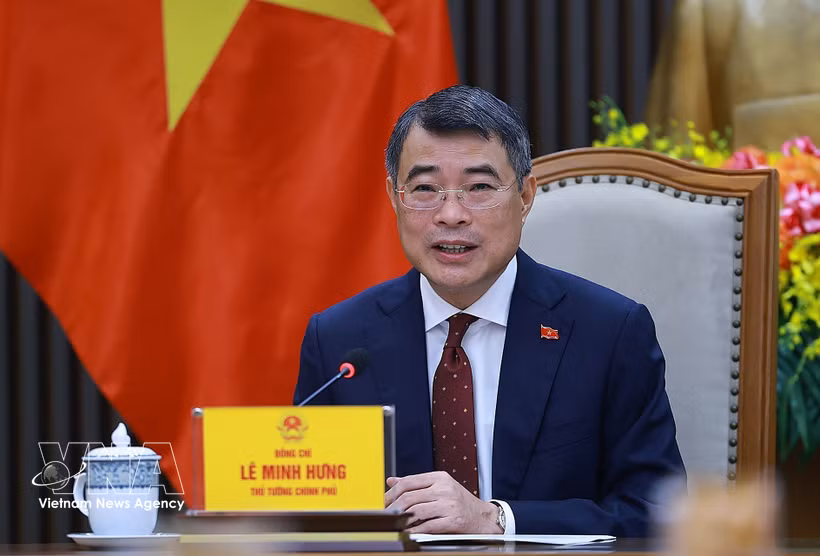 Prime Minister Le Minh Hung holds phone talks with Chinese Premier Li Qiang on June 15. (Photo: VNA)