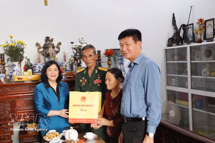 President of the Vietnam Fatherland Front’s Central Committee Bui Thi Minh Hoai on April 27 leads a delegation to visit and offer gifts to heroic Vietnamese mothers, armed forces heroes, policy beneficiary families, poor households and disadvantaged workers in Ninh Binh (Photo: VNA)
