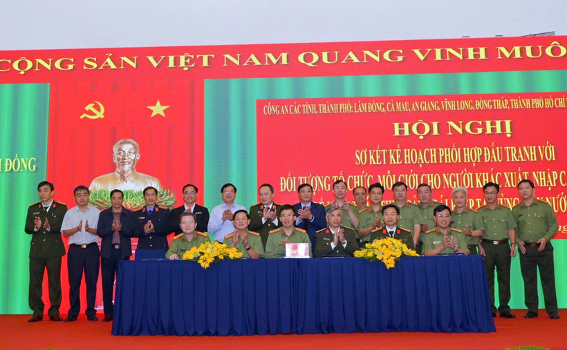 Representatives of police forces from seven southern provinces and cities sign a coordination agreement at the conference. (Photo: VNA)