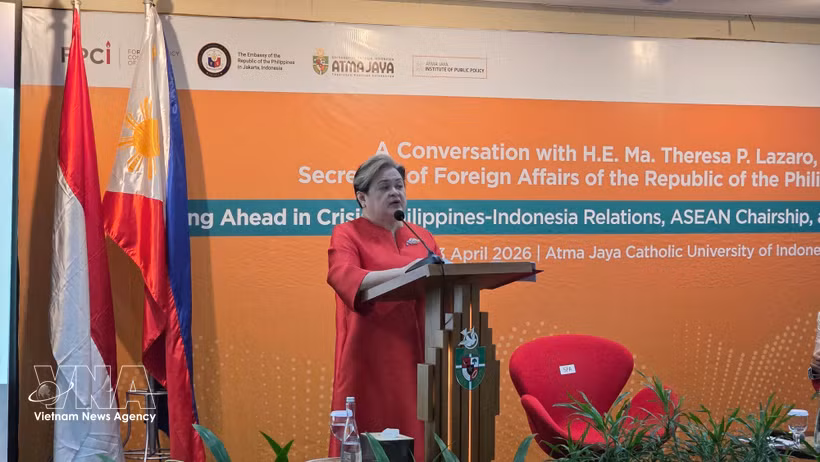 Philippine Foreign Affairs Secretary Maria Theresa Lazaro speaks at the event. (Photo: VNA)