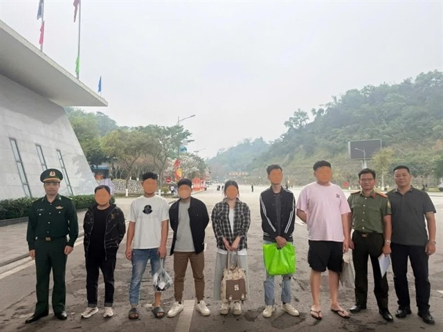 Lang Son provincial authorities on March 30, 2026, deported six Chinese nationals found to have entered Vietnam illegally. (Photo: Lang Son Police)