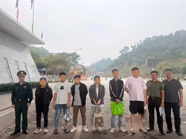 Lang Son provincial authorities on March 30, 2026, deported six Chinese nationals found to have entered Vietnam illegally. (Photo: Lang Son Police)