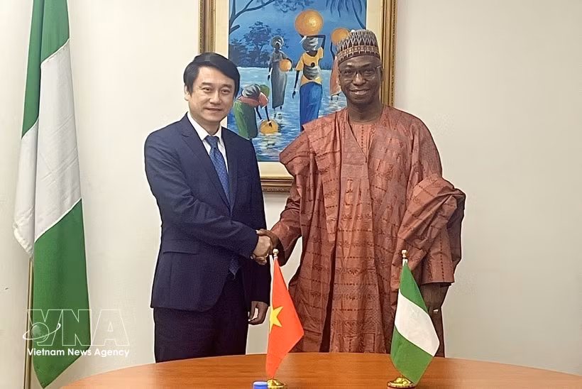 Deputy Minister of Foreign Affairs Le Anh Tuan (L) and Permanent Secretary of the Nigerian Ministry of Foreign Affairs Dunoma Umar Ahmed (Photo: VNA)