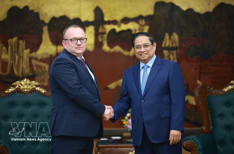 Prime Minister Pham Minh Chinh (right) and Chairman of the Belarusian State Forensic Examination Committee Volkov Alexei Aleksandrovich at their meeting on April 2 (Photo: VNA)