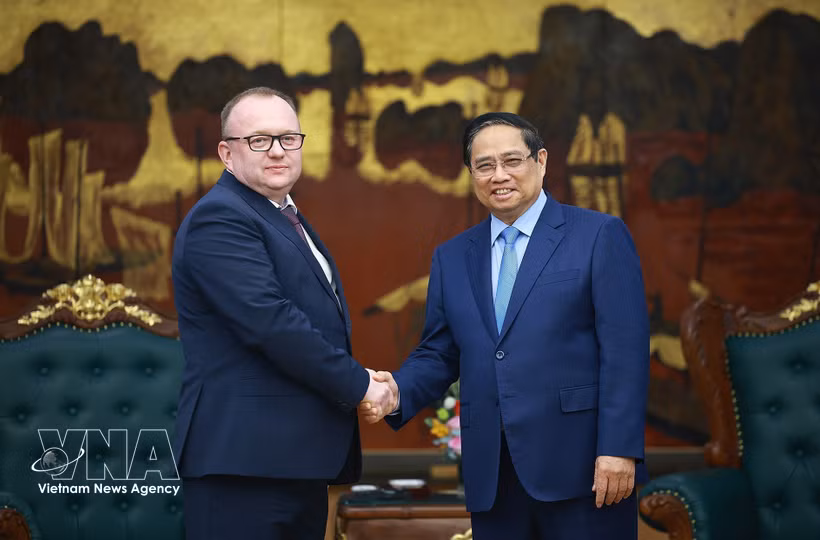 Prime Minister Pham Minh Chinh (right) and Chairman of the Belarusian State Forensic Examination Committee Volkov Alexei Aleksandrovich at their meeting on April 2 (Photo: VNA)