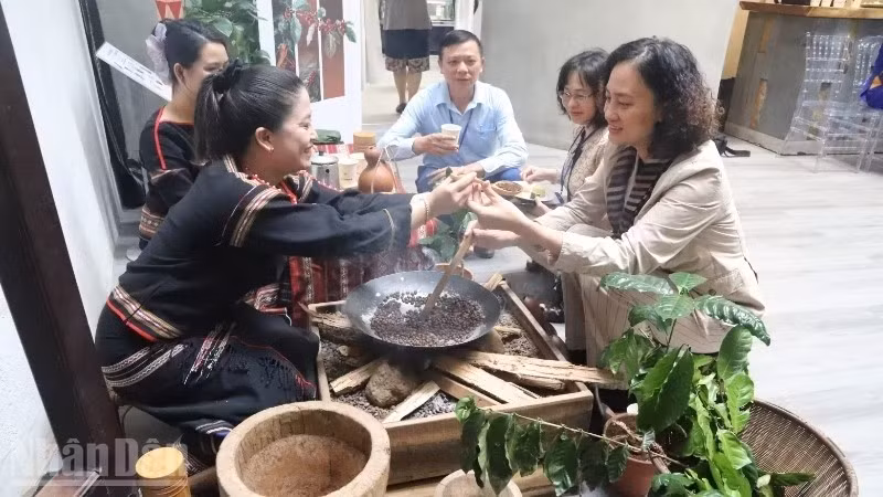 Visitors experience traditional coffee roasting by the Ede ethnic community. (Photo: nhandan.vn)