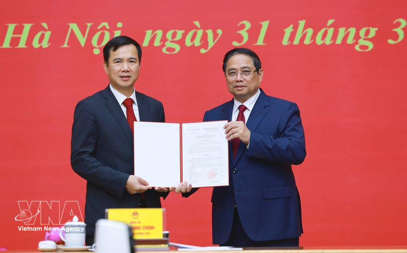 Prime Minister Pham Minh Chinh presents the appointment decision to Bui The Duy, who now serves as Director of the Vietnam National University, Hanoi. (Photo: VNA)
