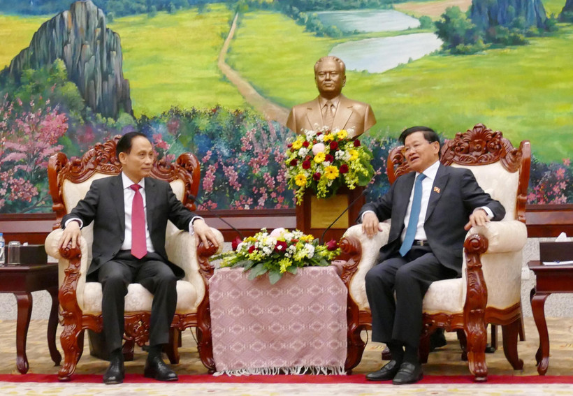 Minister of Foreign Affairs Le Hoai Trung (L), who is Special Envoy of General Secretary of the Communist Party of Vietnam (CPV) Central Committee To Lam, meets with General Secretary of the LPRP Central Committee and President of Laos Thongloun Sisoulith. (Photo: VNA)