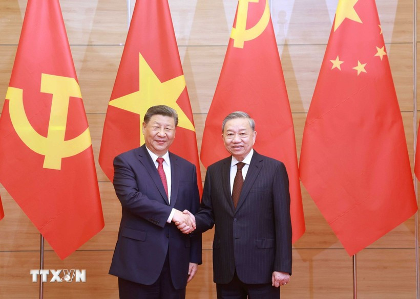 General Secretary of the Communist Party of Vietnam To Lam (R) and General Secretary of the Communist Party of China and President of China Xi Jinping (Photo: VNA)