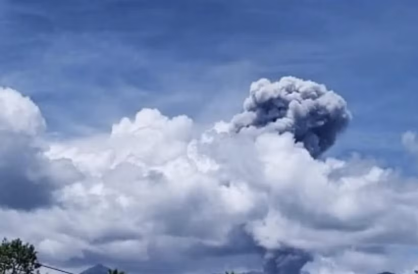 Mount Dukono in North Halmahera, erupts with an ash column reaching 1,400 meters above the peak on April 4, 2026. (Photo: ANTARA/HO- PGA Dukono/rst) 