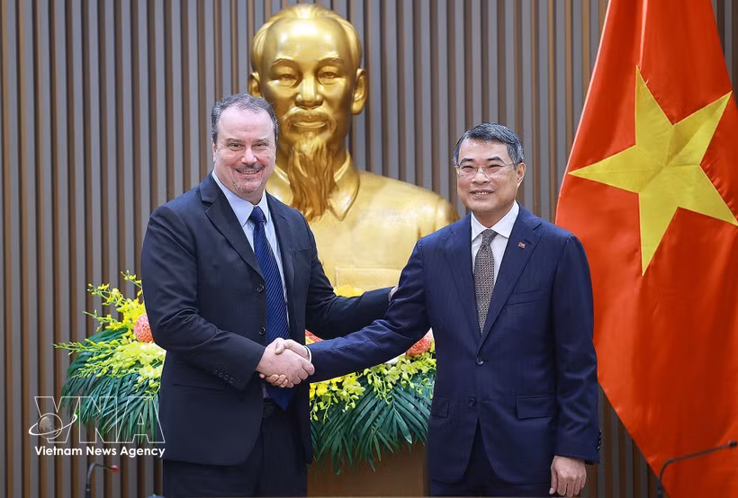 Prime Minister Le Minh Hung (R) and Ambassador Rick Switzer, Deputy US Trade Representative, in Hanoi on May 20, 2026. (Photo: VNA)