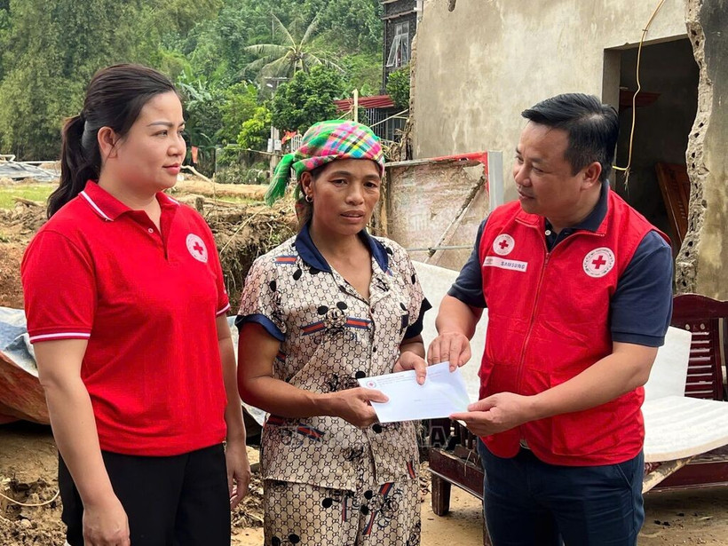 The Viet Nam Red Cross Society provides emergency relief to residents affected by Storm Matmo in Lao Cai province. (Photo: VNA)