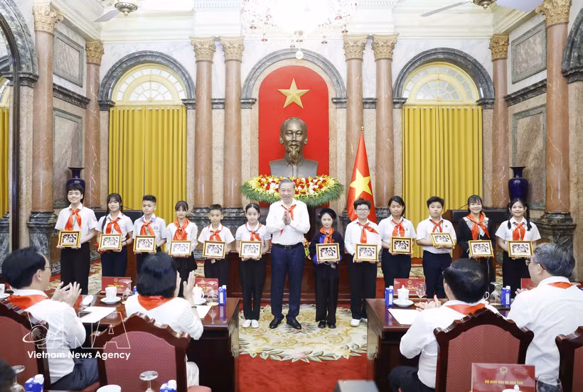 General Secretary and State President To Lam presents the photograph "Uncle Ho with Children" to outstanding children nationwide (Photo: VNA)