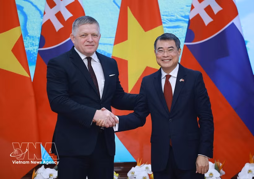 Prime Minister Le Minh Hung and Slovak Prime Minister Robert Fico at a joint press briefing on April 13. (Photo: VNA)