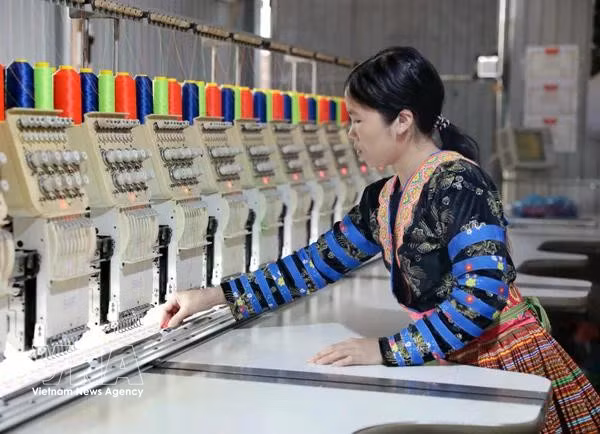 With access to preferential loans, Mua Thi La, a Mong ethnic minority woman from Ban My A village, has opened a workshop to make traditional ethnic costumes, creating jobs and stable income and gradually escaping poverty sustainably. (Photo: VNA)