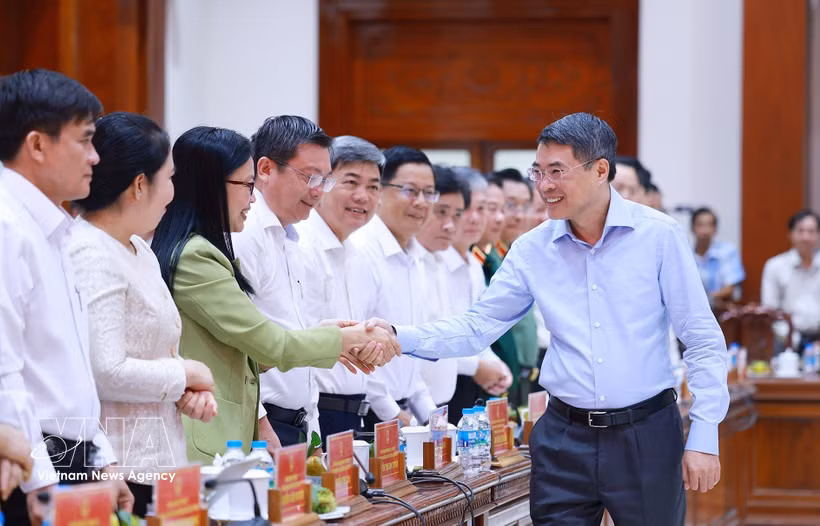 Prime Minister Le Minh Hung (right) at the working session with the Dong Thap provincial Party Committee’s Standing Board on May 27 (Photo: VNA)