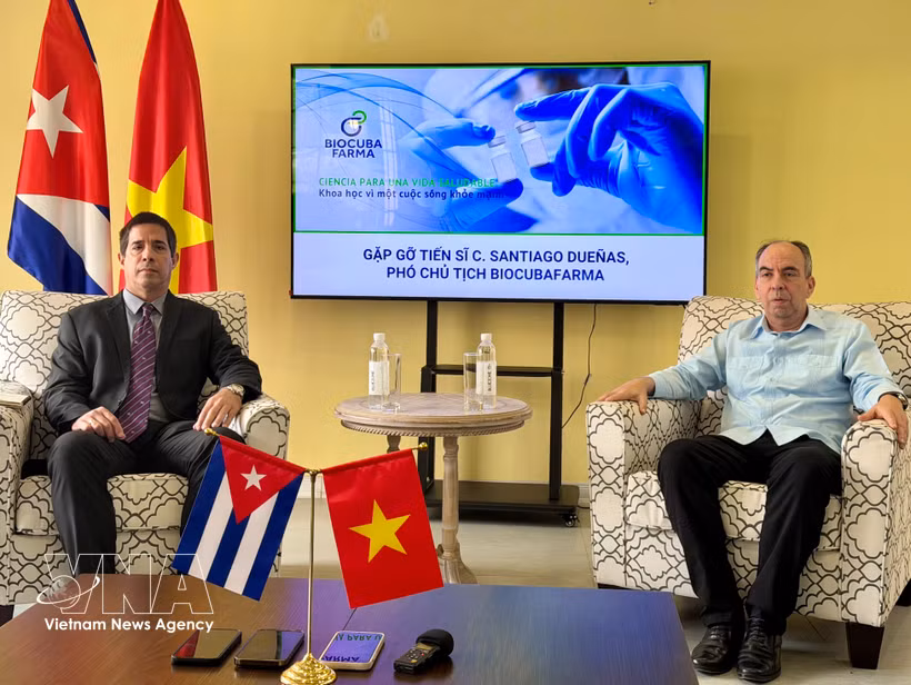 Dr. Santiago Dueñas Carrera (left), Vice President of Cuba’s BioCubaFarma group, and Cuban Ambassador to Vietnam Rogelio Polanco Fuentes at the press briefing in Hanoi on April 21 (Photo: VNA)