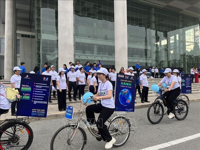 A cycling convoy from the former Binh Duong province (now part of Ho Chi Minh City) parades through the streets to raise awareness in support of Earth Hour 2025. (Photo: VNA)