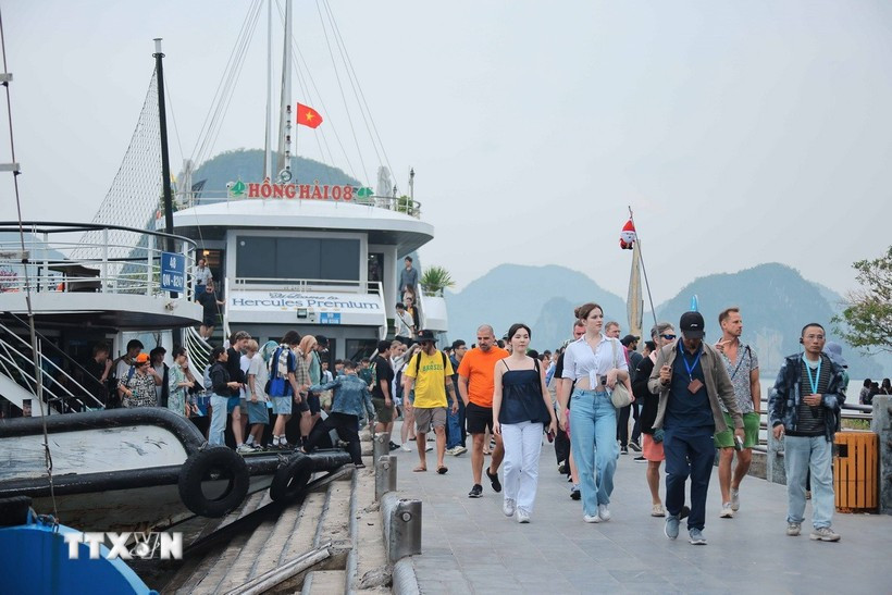 During the nine-day Tet holiday, Quang Ninh welcomes more than 1.1 million visitors. (Photo: VNA)