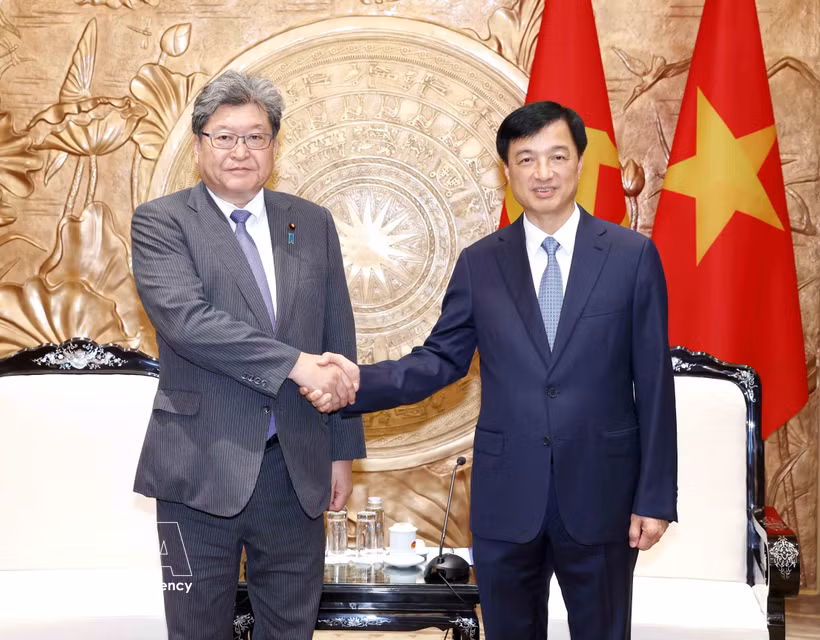 Nguyen Duy Ngoc, Politburo member, Chairman of the Communist Party of Vietnam (CPV) Central Committee's Organisation Commission and Chairman of the Vietnam-Japan Parliamentary Friendship Group (R) hosts a reception in Hanoi on July 22 for Executive Acting Secretary-General of Japan's Liberal Democratic Party (LDP) Hagiuda Koichi and his delegation. (Photo: VNA)