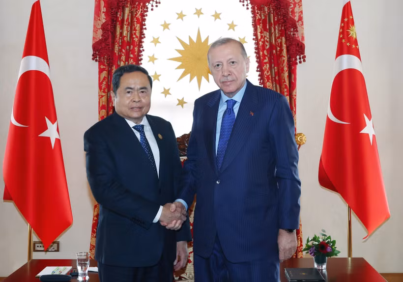 Vietnam’s National Assembly Chairman Tran Thanh Man (L) and Turkish President Recep Tayyip Erdogan at their meeting in Istanbul on April 16, 2026. (Photo: VNA)