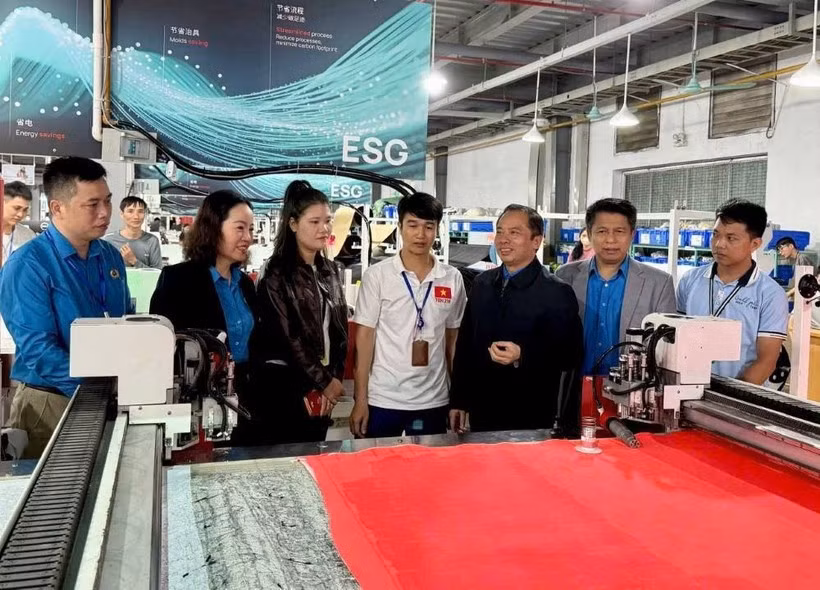 A delegation from the Thanh Hoa Labour Federation visits and extends Lunar New Year greetings to workers as they return to work following the Tet holiday. (Photo: Thanh Hoa Labour Federation)