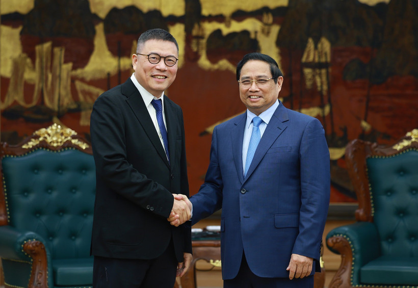 Prime Minister Pham Minh Chinh (R) receives Hong Tianzhu, Chairman of Texhong Group, in Hanoi on January 30. (Photo: VNA)