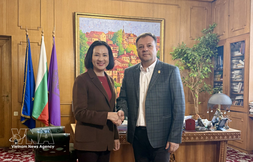 Vietnamese Ambassador to Bulgaria Nguyen Thi Minh Nguyet (left) meets with Daniel Pano, Mayor of Veliko Tarnovo city. (Photo: VNA)